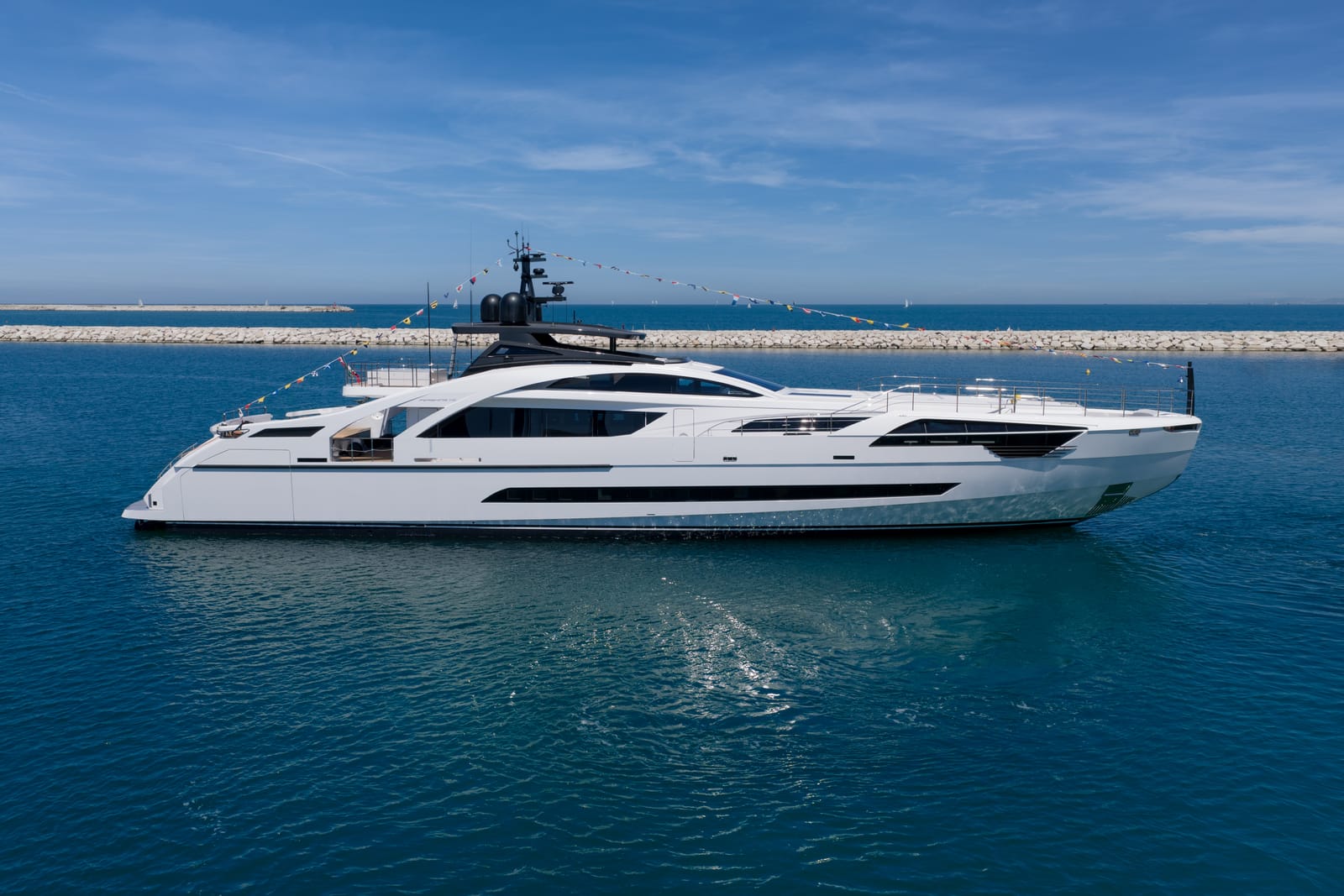 Pershing transforma el beach club en el centro del barco