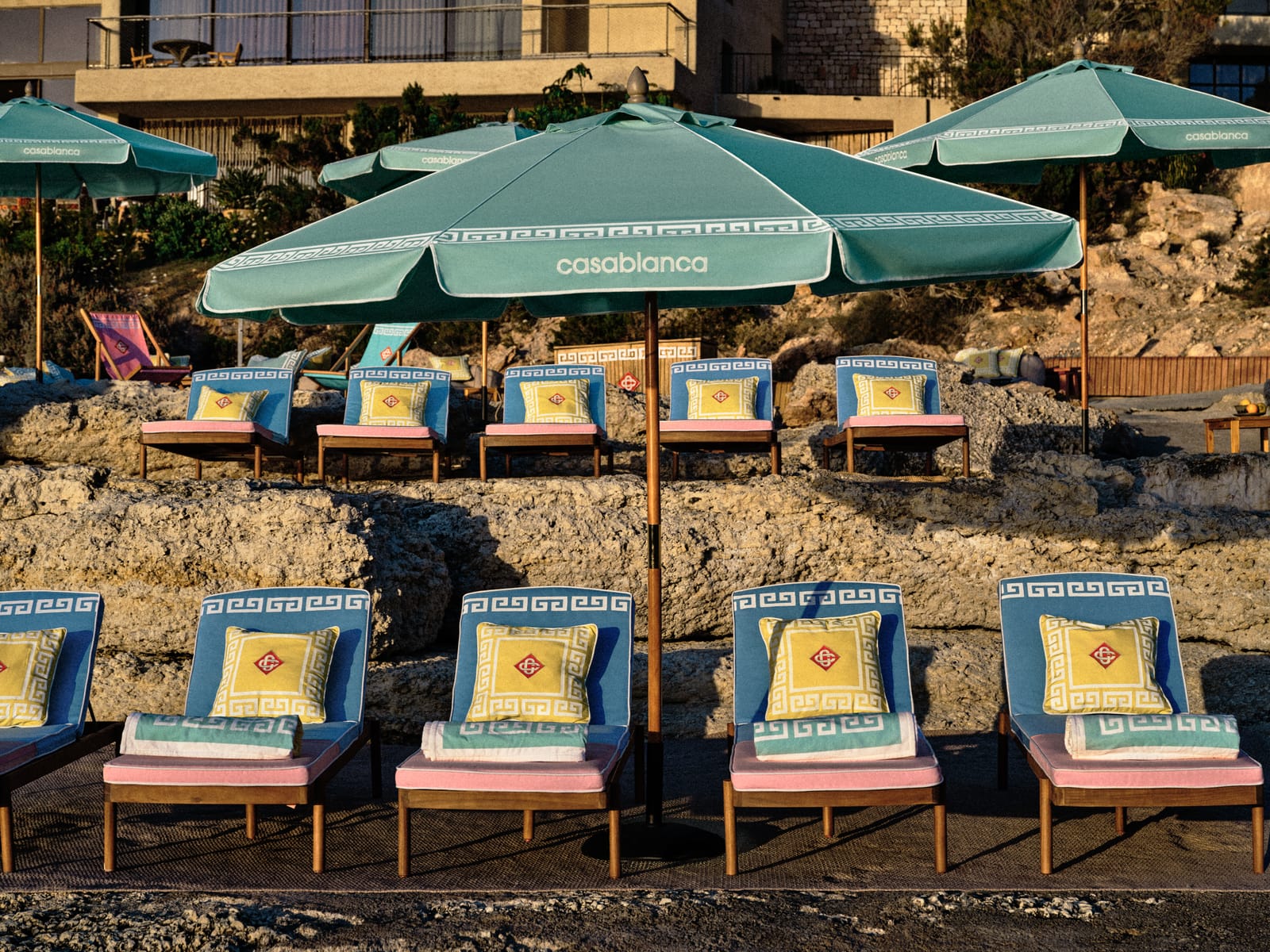 Casablanca Paris lleva su moda a Rocky Beach en Ibiza