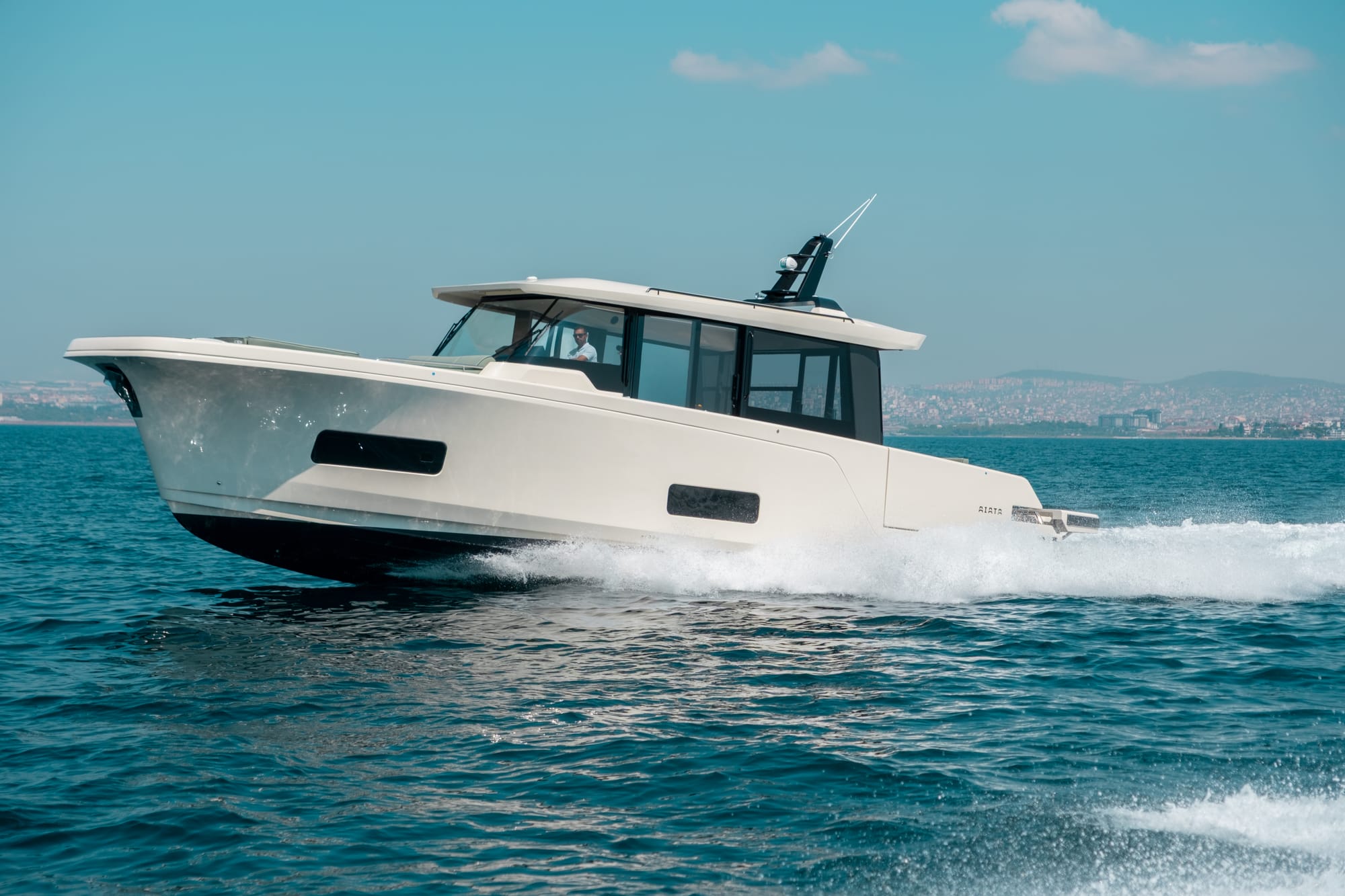 AIATA amplía su gama en Cannes con el nuevo Wayfinder 50