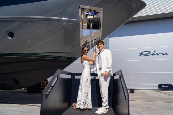 Charles Leclerc recibe su nuevo Riva 102’ Corsaro Super